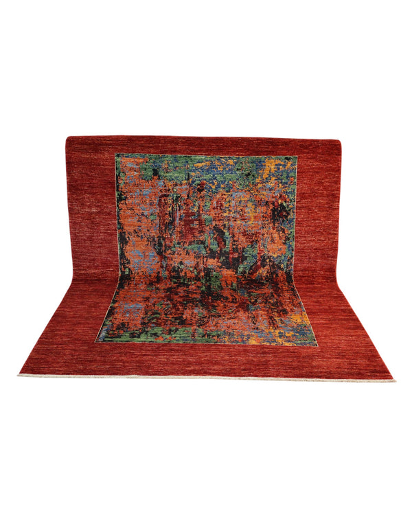 Tappeto moderno persiano “Estratto dei Colori” 237x182 cm, annodato a mano, lana e colori naturali, sfumature blu, verde, ocra e bordura rosso mattone.