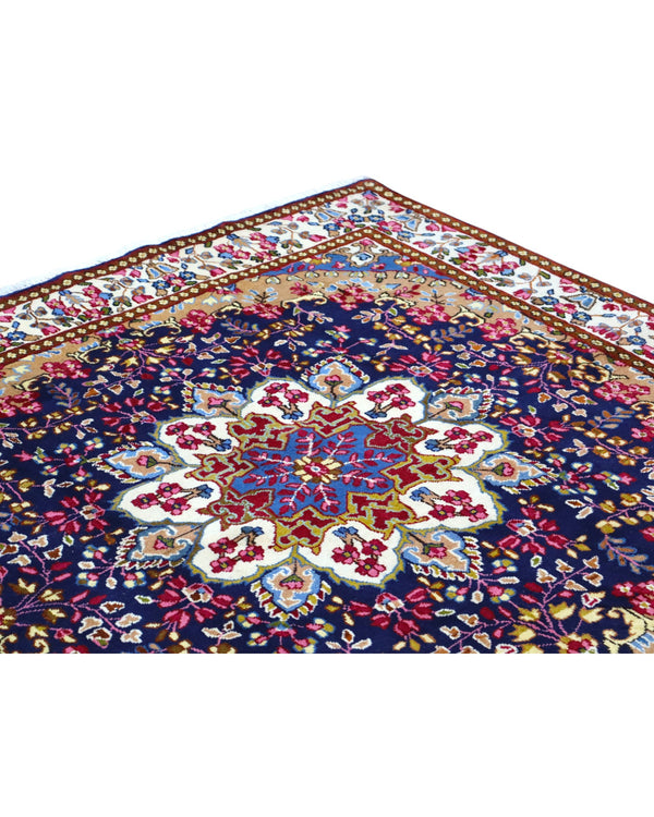 Tappeto Kirman 200x200 cm con motivo floreale centrale in blu, rosso e oro, bordura decorata, annodato a mano con lana pregiata e ordito in cotone.