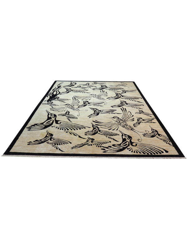 Tappeto moderno 350x250 cm con fondo beige e motivi di uccelli neri stilizzati, annodato a mano.