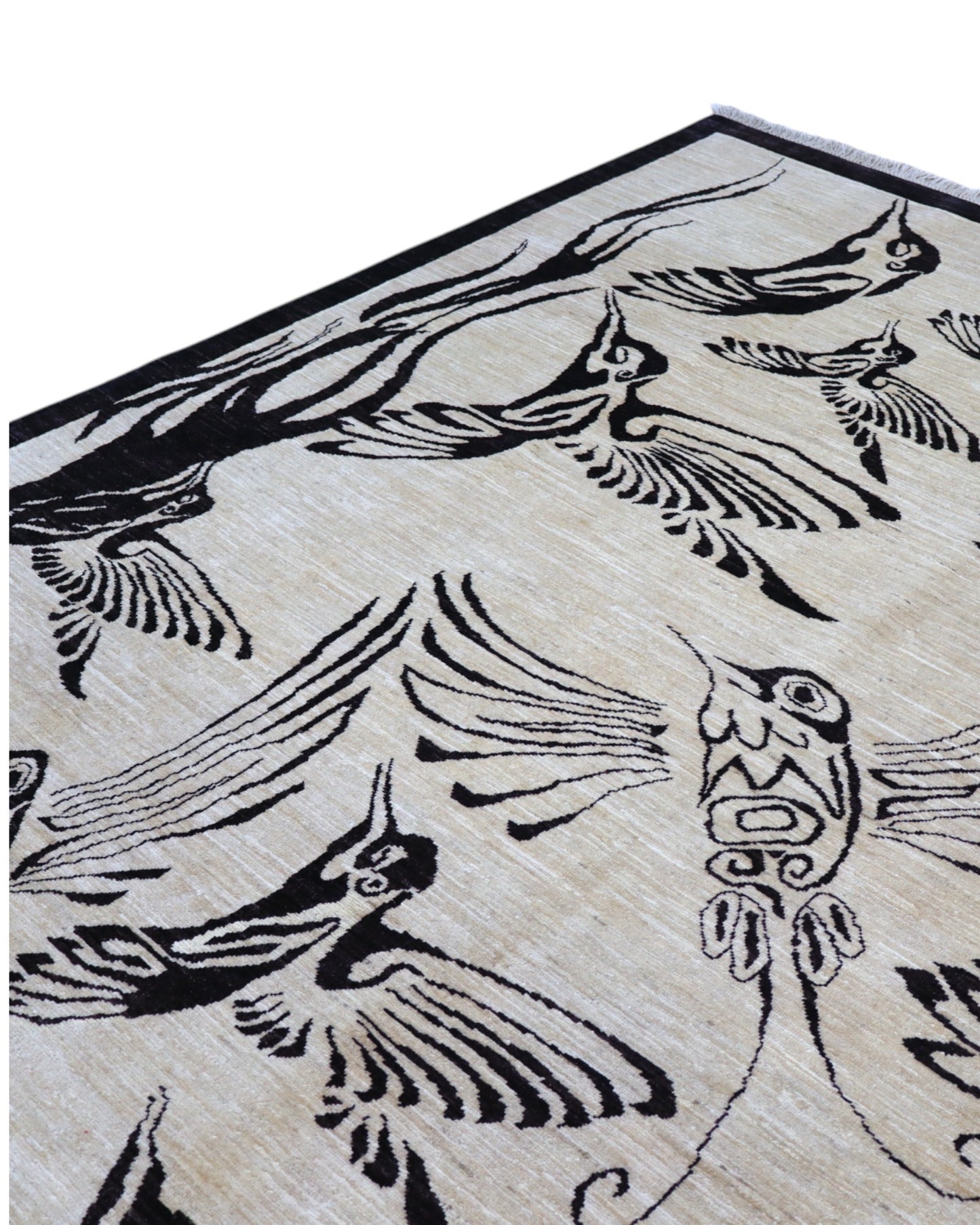 Tappeto moderno 350x250 cm con fondo beige e motivi di uccelli neri stilizzati, annodato a mano.