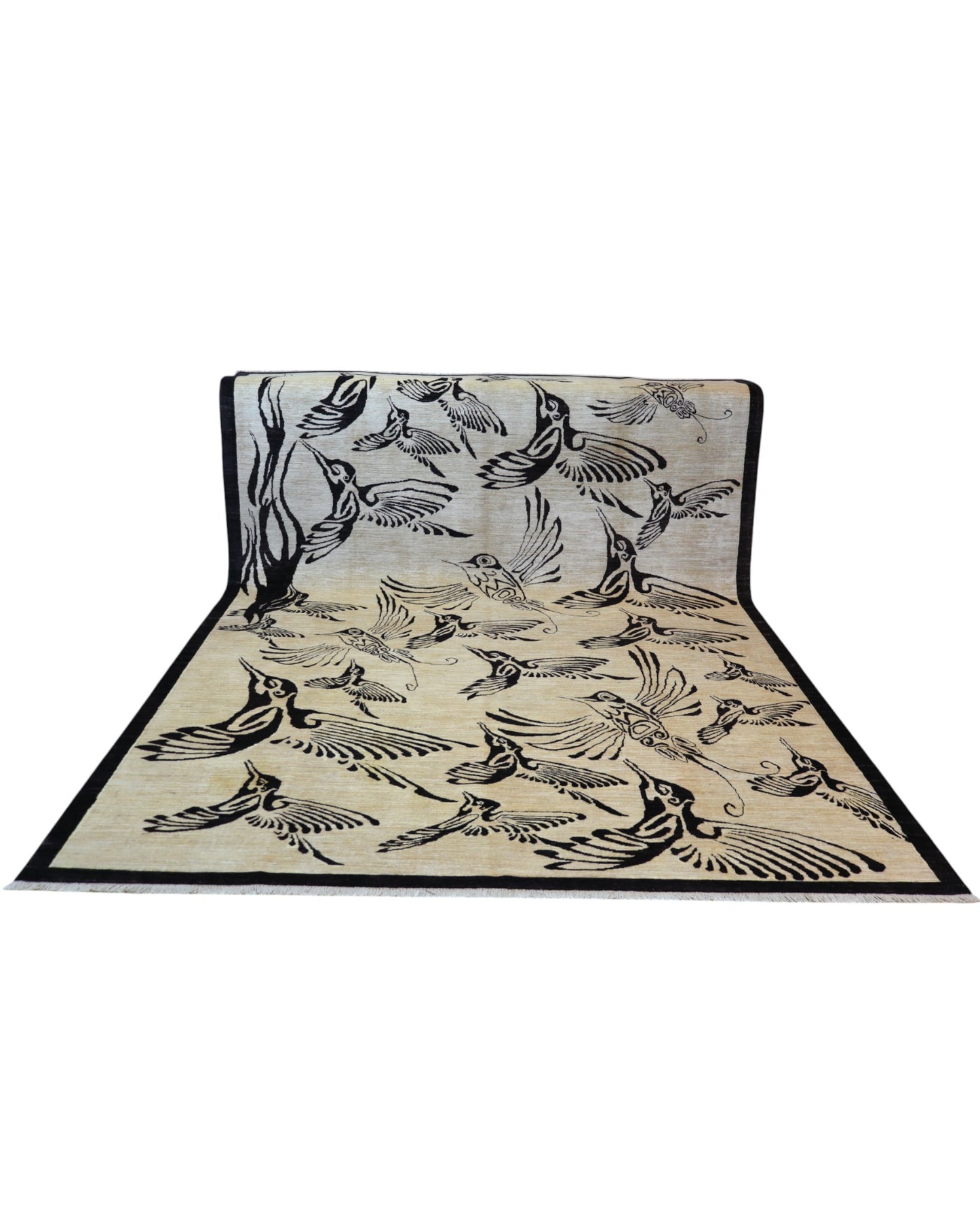 Tappeto moderno 350x250 cm con fondo beige e motivi di uccelli neri stilizzati, annodato a mano.