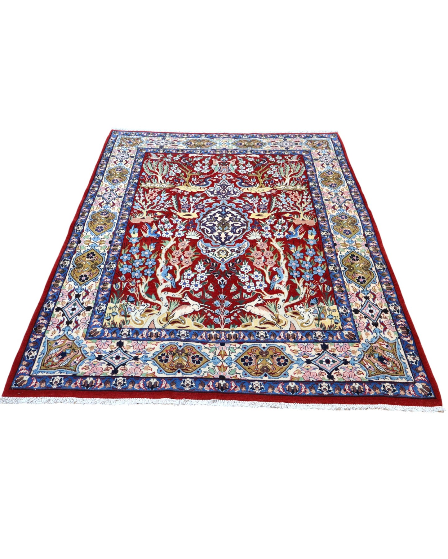 Tappeto Esfahan persiano “Giardino Incantato”, annodato a mano, fondo rosso melograno con alberi, cervi e uccelli, lana tinta vegetale, certificato di autenticità incluso.