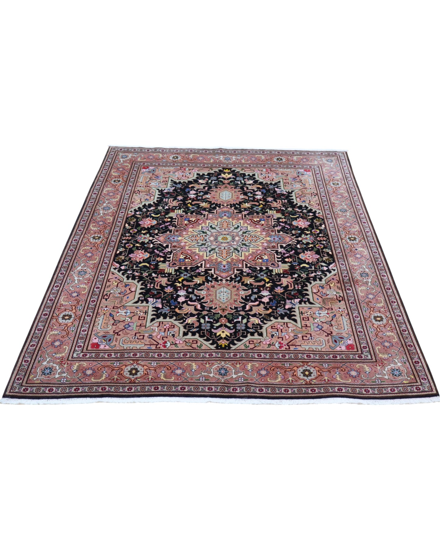 Tappeto Tabriz 60 Raj 202x136 cm – tappeto persiano annodato a mano in lana e seta, con fondo nero e cornice beige.