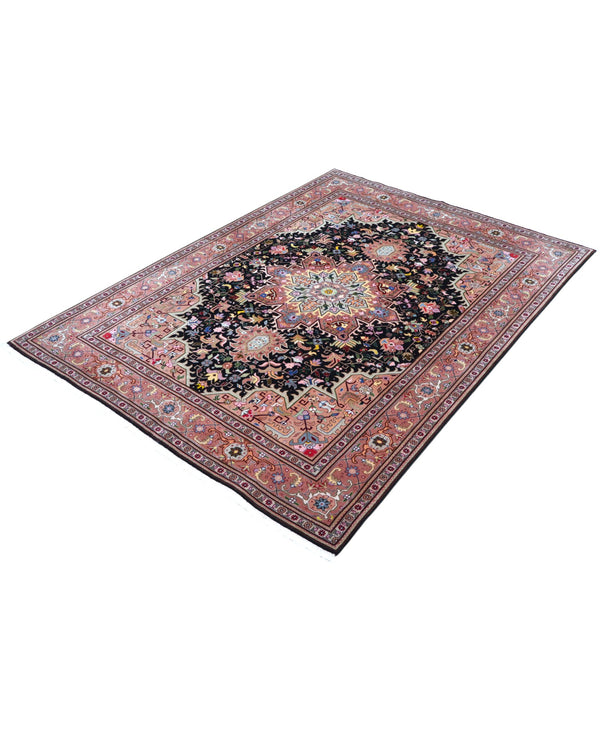 Tappeto Tabriz 60 Raj 202x136 cm – tappeto persiano annodato a mano in lana e seta, con fondo nero e cornice beige.