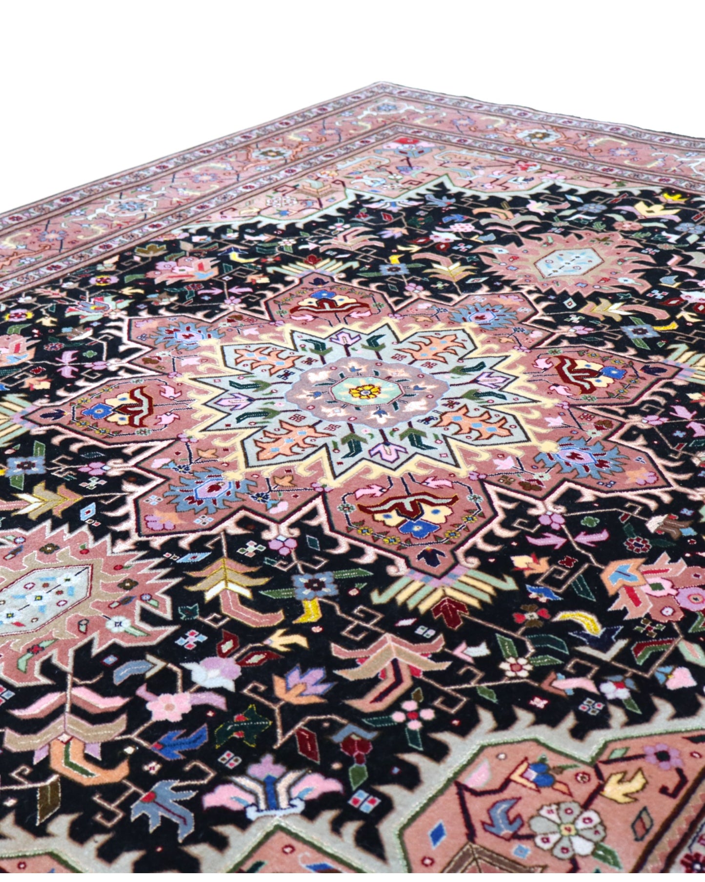 Tappeto Tabriz 60 Raj 202x136 cm – tappeto persiano annodato a mano in lana e seta, con fondo nero e cornice beige.