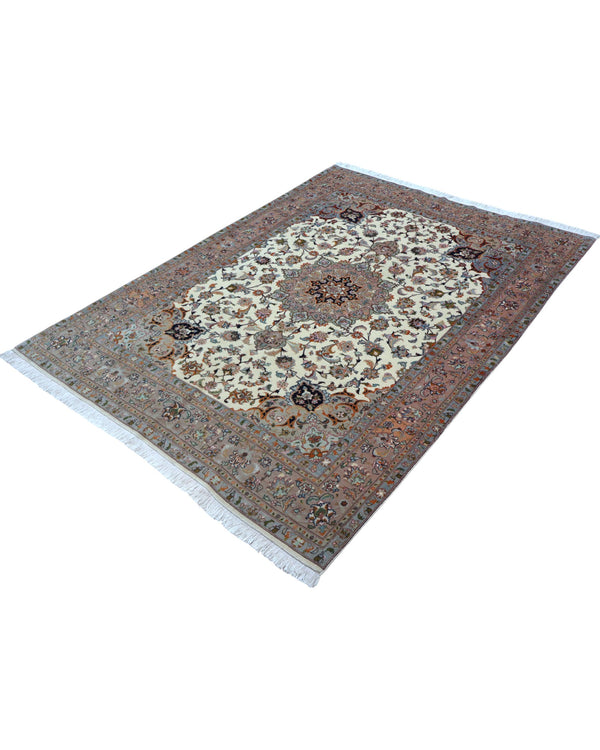Tappeto Tabriz 60 Raj 206x151 cm, annodato a mano in Persia, fondo beige con disegno floreale dettagliato, lana mista seta tinta vegetale, certificato di autenticità incluso.