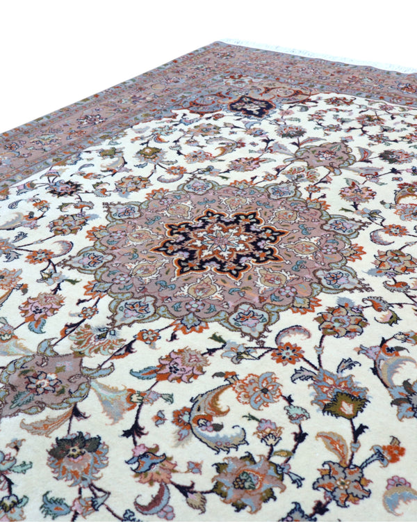 Tappeto Tabriz 60 Raj 206x151 cm, annodato a mano in Persia, fondo beige con disegno floreale dettagliato, lana mista seta tinta vegetale, certificato di autenticità incluso.
