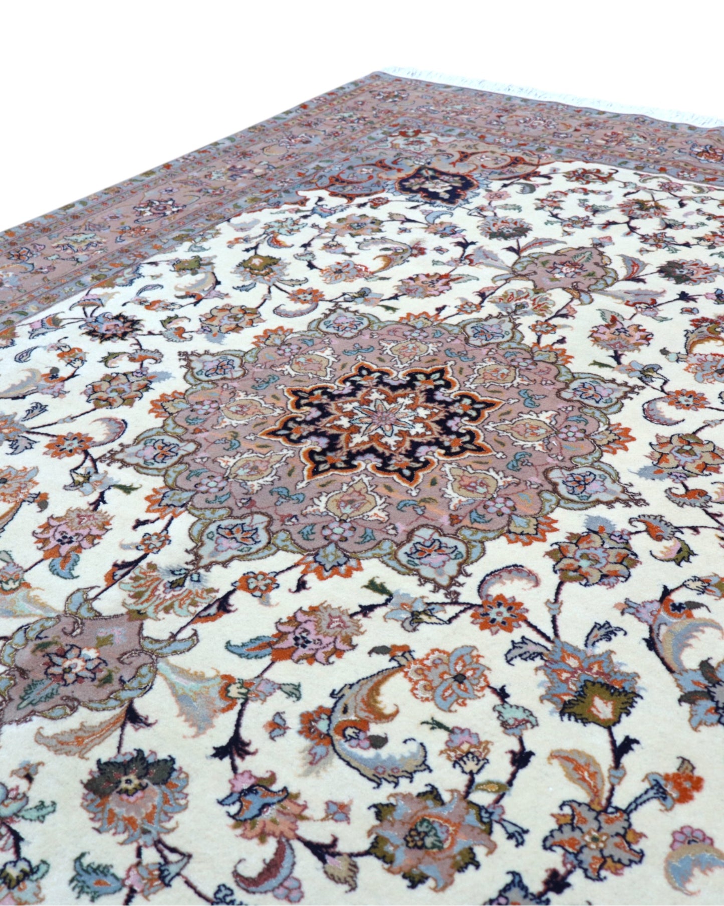Tappeto Tabriz 60 Raj 206x151 cm, annodato a mano in Persia, fondo beige con disegno floreale dettagliato, lana mista seta tinta vegetale, certificato di autenticità incluso.