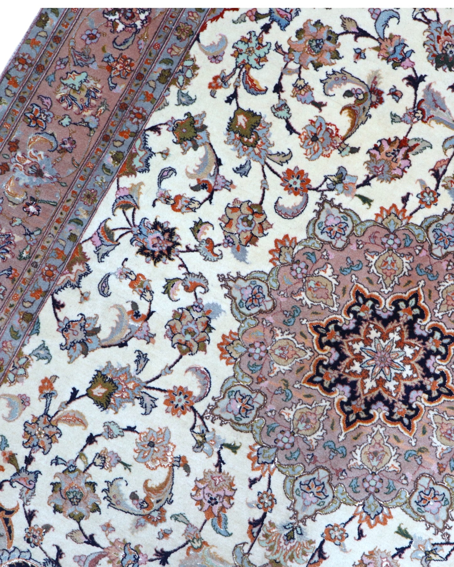 Tappeto Tabriz 60 Raj 206x151 cm, annodato a mano in Persia, fondo beige con disegno floreale dettagliato, lana mista seta tinta vegetale, certificato di autenticità incluso.