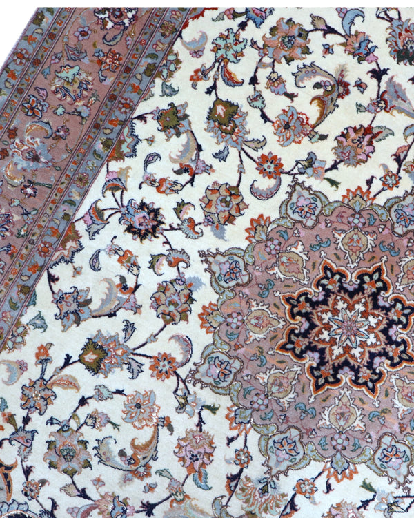 Tappeto Tabriz 60 Raj 206x151 cm, annodato a mano in Persia, fondo beige con disegno floreale dettagliato, lana mista seta tinta vegetale, certificato di autenticità incluso.