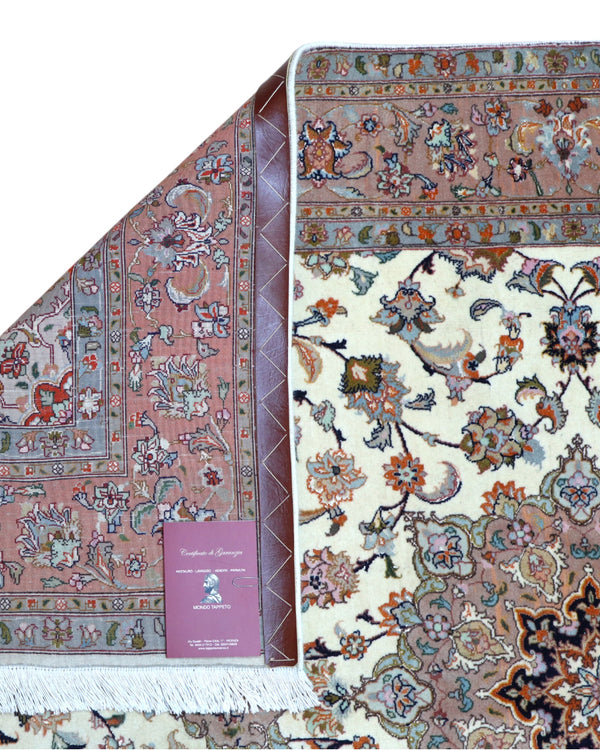 Tappeto Tabriz 60 Raj 206x151 cm, annodato a mano in Persia, fondo beige con disegno floreale dettagliato, lana mista seta tinta vegetale, certificato di autenticità incluso.