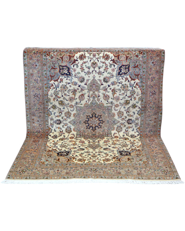 Tappeto Tabriz 60 Raj 206x151 cm, annodato a mano in Persia, fondo beige con disegno floreale dettagliato, lana mista seta tinta vegetale, certificato di autenticità incluso.