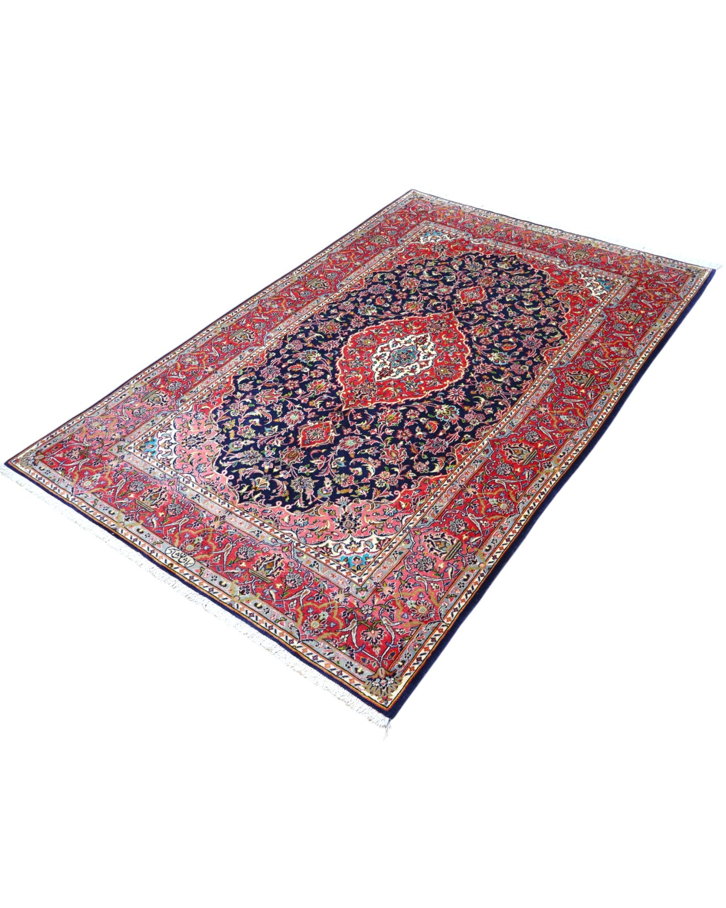 Tappeto Kashan persiano 225x142 cm, annodato a mano, fondo blu notte con motivo floreale e cornice rossa decorata, lana mista seta, certificato di autenticità incluso.