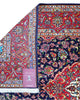 Tappeto Kashan persiano 225x142 cm, annodato a mano, fondo blu notte con motivo floreale e cornice rossa decorata, lana mista seta, certificato di autenticità incluso.