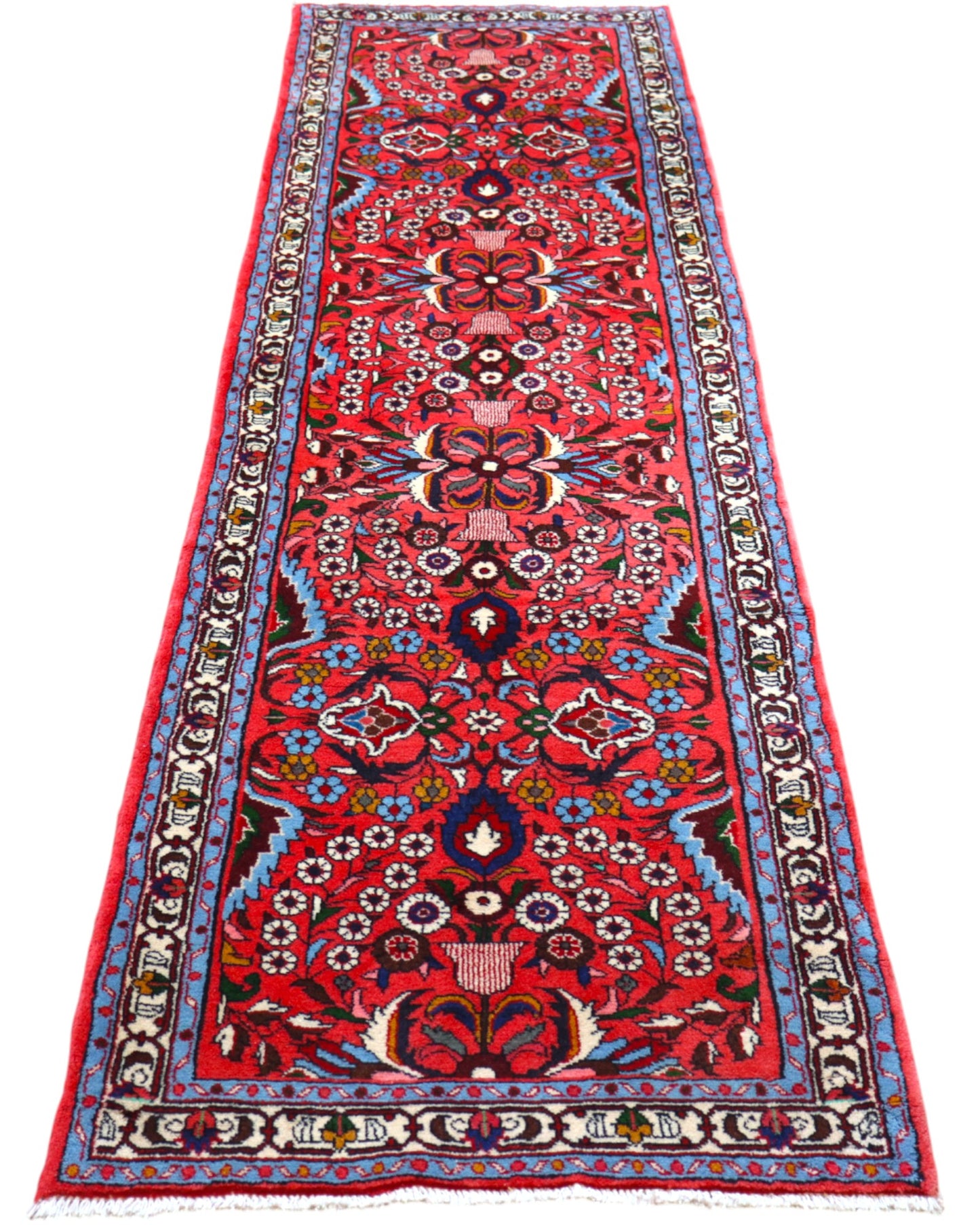 Passatoia persiana Lilian 297x78 cm annodata a mano in lana con colori vegetali, caratterizzata da un elegante fondo rosso antico e motivi decorativi.