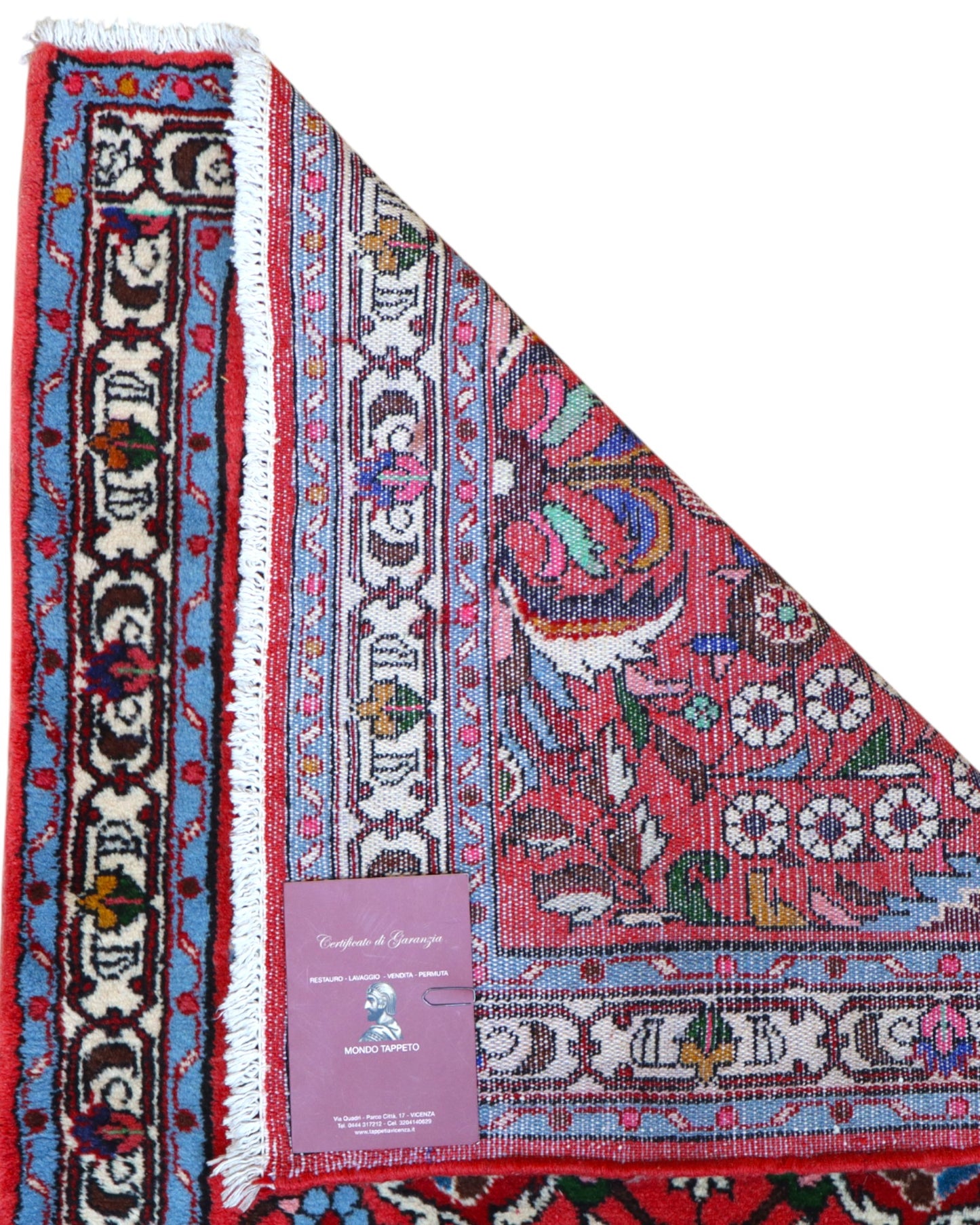 Passatoia persiana Lilian 297x78 cm annodata a mano in lana con colori vegetali, caratterizzata da un elegante fondo rosso antico e motivi decorativi.