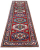 Passatoia Kazak afgana 351x91 cm annodata a mano in lana, con un design audace caratterizzato da motivi geometrici su un fondo rosso intenso.