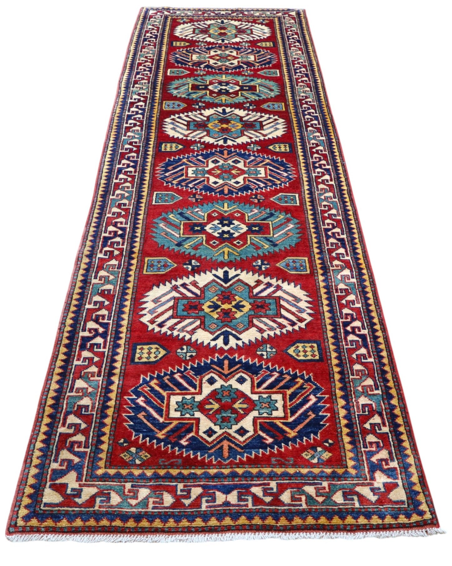 Passatoia Kazak afgana 351x91 cm annodata a mano in lana, con un design audace caratterizzato da motivi geometrici su un fondo rosso intenso.