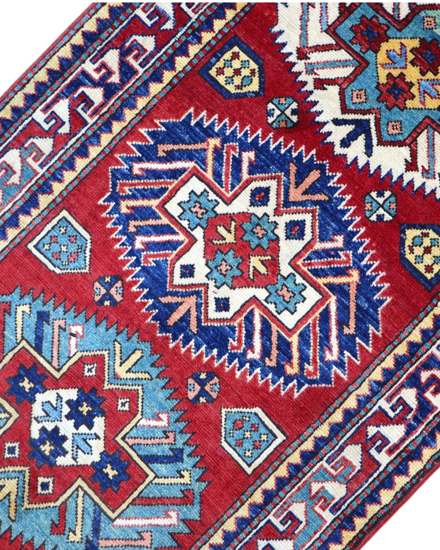 Passatoia Kazak afgana 351x91 cm annodata a mano in lana, con un design audace caratterizzato da motivi geometrici su un fondo rosso intenso.