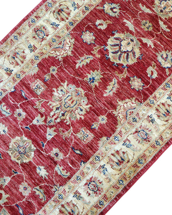 Passatoia Ziegler afgana 301x88 cm annodata a mano in lana, con motivi contemporanei su fondo rosso melograno e un'elegante cornice beige.