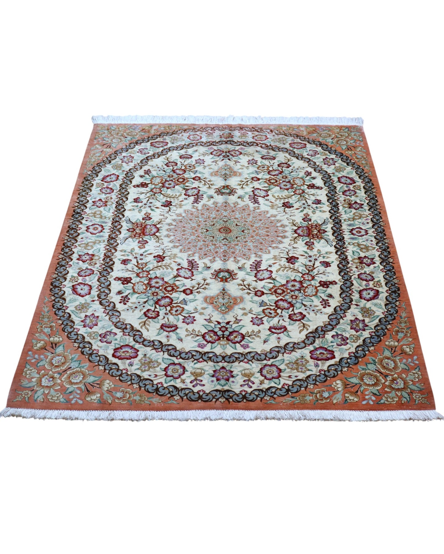 Tappeto Qum persiano in seta 163x96 cm, annodato a mano, fondo beige decorato con motivi armoniosi, seta tinta vegetale, certificato incluso.