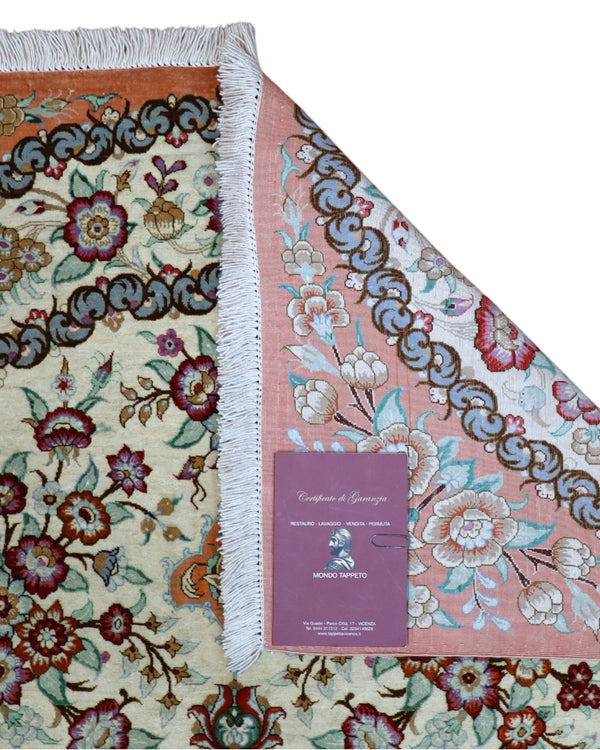 Tappeto Qum persiano in seta 163x96 cm, annodato a mano, fondo beige decorato con motivi armoniosi, seta tinta vegetale, certificato incluso.