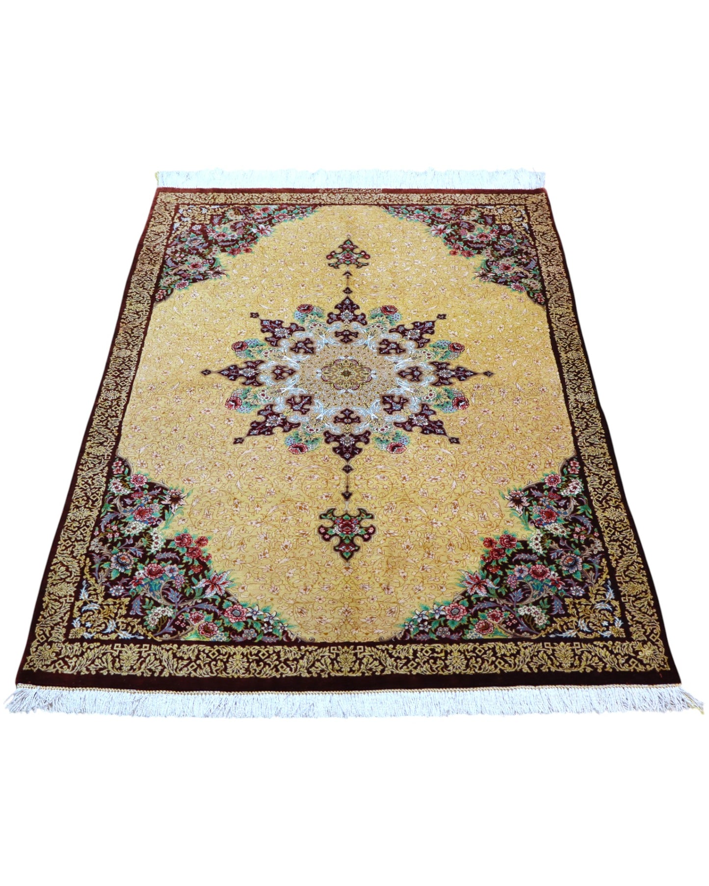 Tappeto Qum in pura seta 163x96 cm, annodato a mano in Persia, fondo oro con motivi decorativi armoniosi, seta tinta vegetale, certificato incluso.
