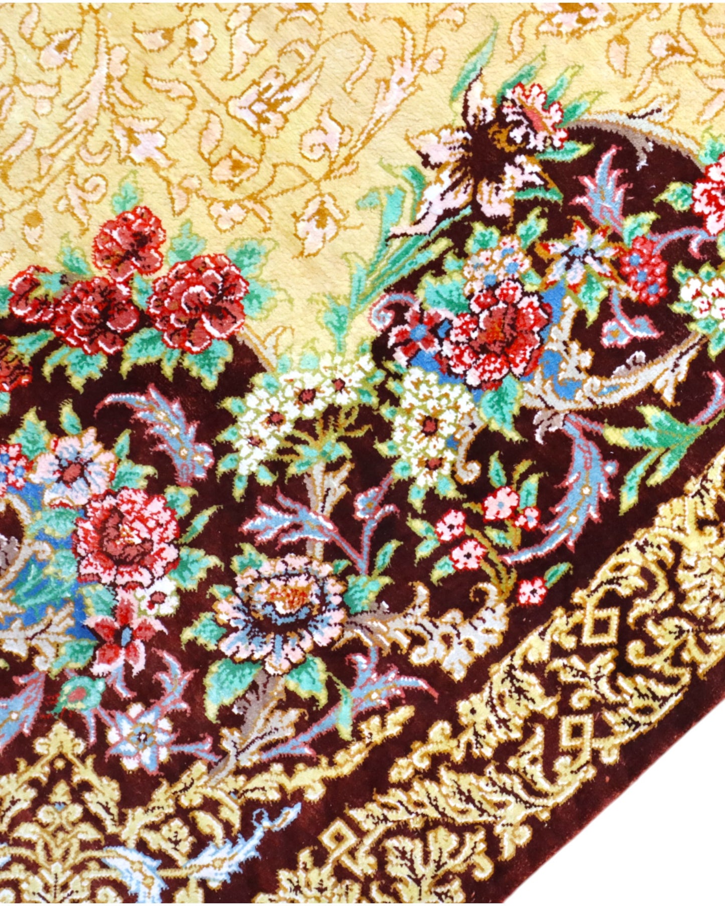 Tappeto Qum in pura seta 163x96 cm, annodato a mano in Persia, fondo oro con motivi decorativi armoniosi, seta tinta vegetale, certificato incluso.