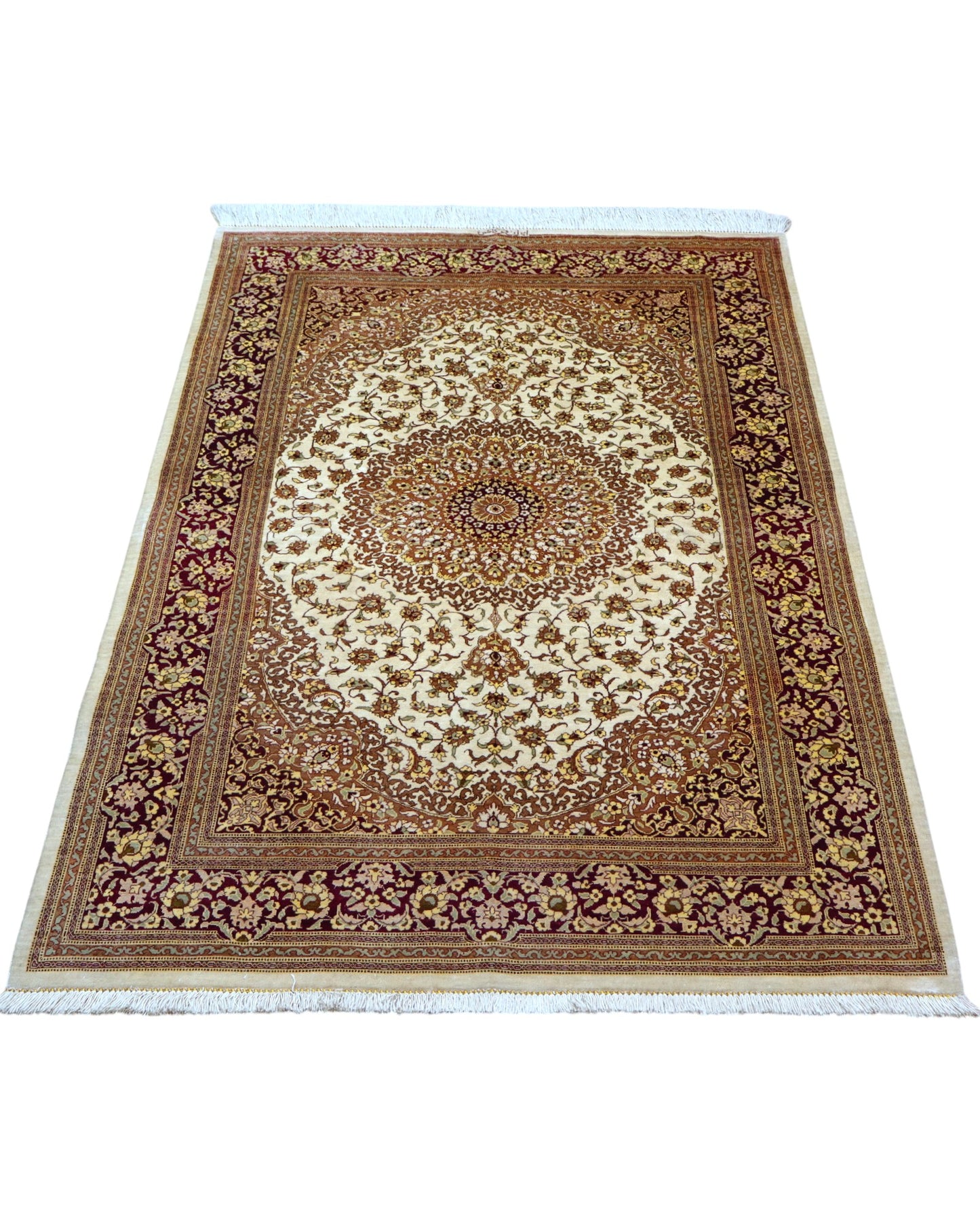 Tappeto Qum in pura seta 155x100 cm, annodato a mano in Persia, fondo oro con motivi decorativi raffinati, seta tinta vegetale, certificato incluso.
