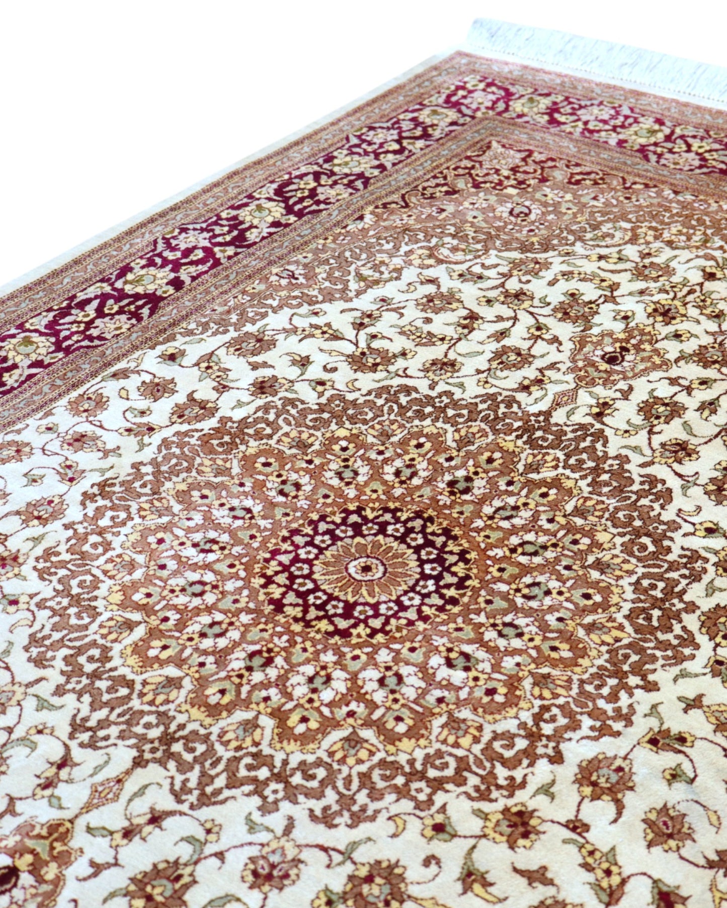 Tappeto Qum in pura seta 155x100 cm, annodato a mano in Persia, fondo oro con motivi decorativi raffinati, seta tinta vegetale, certificato incluso.