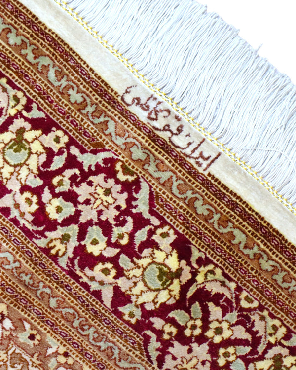 Tappeto Qum in pura seta 155x100 cm, annodato a mano in Persia, fondo oro con motivi decorativi raffinati, seta tinta vegetale, certificato incluso.