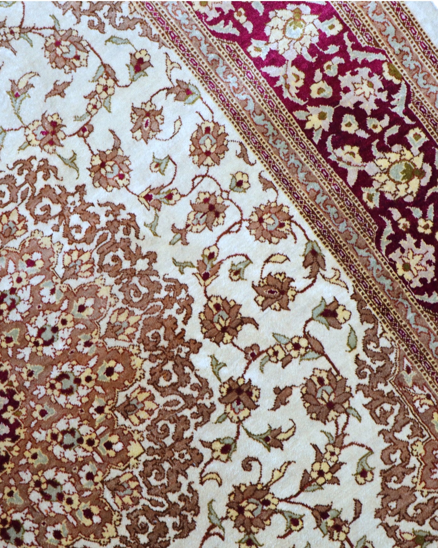 Tappeto Qum in pura seta 155x100 cm, annodato a mano in Persia, fondo oro con motivi decorativi raffinati, seta tinta vegetale, certificato incluso.