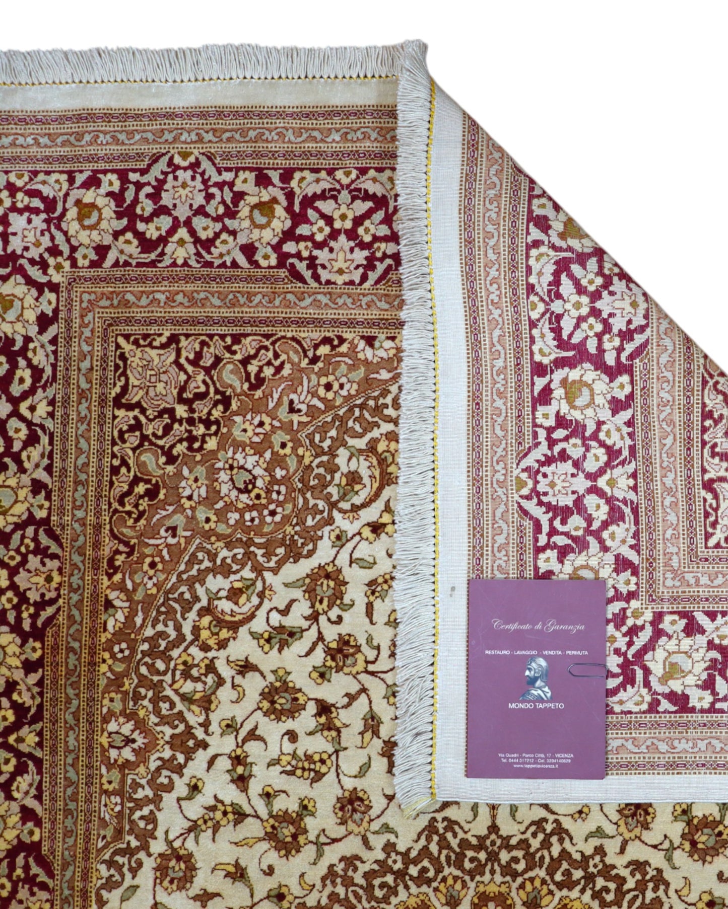 Tappeto Qum in pura seta 155x100 cm, annodato a mano in Persia, fondo oro con motivi decorativi raffinati, seta tinta vegetale, certificato incluso.