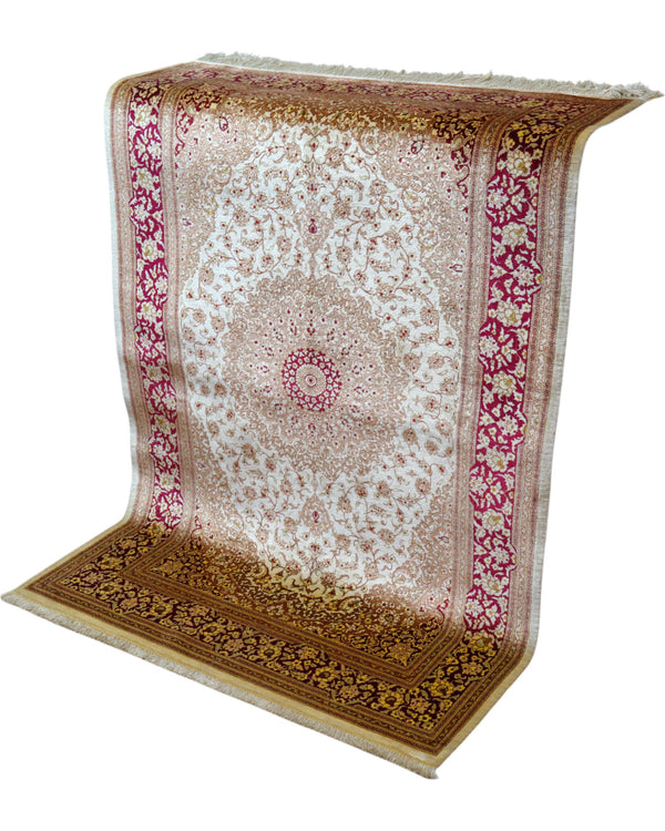 Tappeto Qum in pura seta 155x100 cm, annodato a mano in Persia, fondo oro con motivi decorativi raffinati, seta tinta vegetale, certificato incluso.