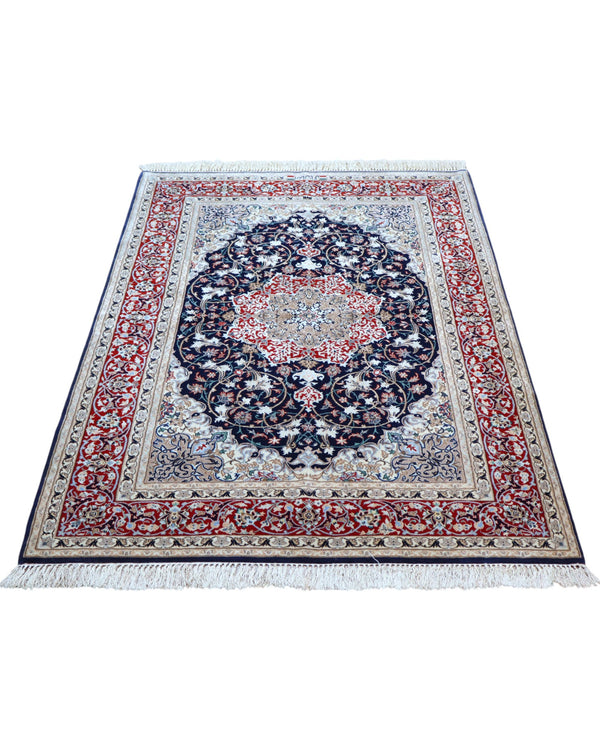 Tappeto Esfahan persiano 162x108 cm, annodato a mano, fondo blu notte con motivi decorativi, vello lana/seta con base in seta, colori vegetali, certificato di autenticità.