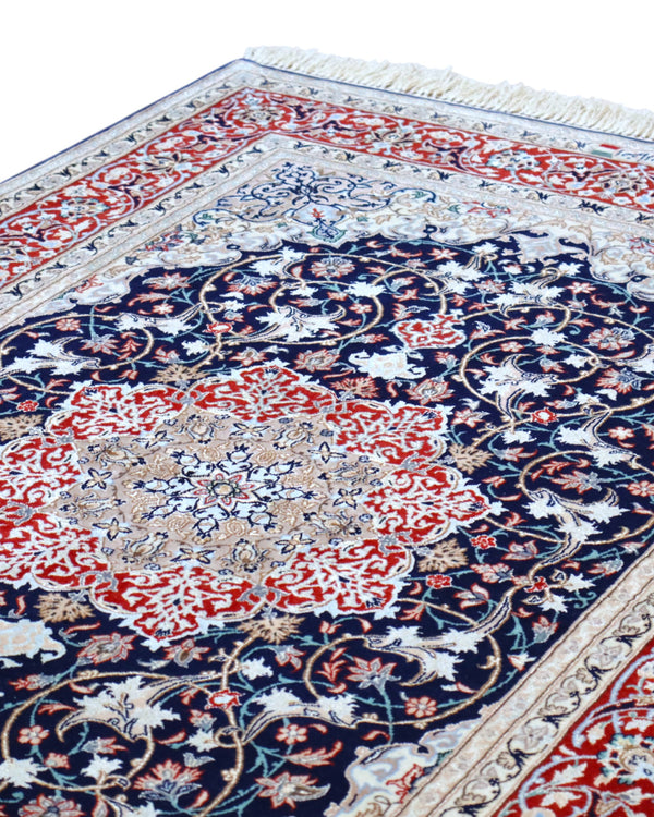 Tappeto Esfahan persiano 162x108 cm, annodato a mano, fondo blu notte con motivi decorativi, vello lana/seta con base in seta, colori vegetali, certificato di autenticità.