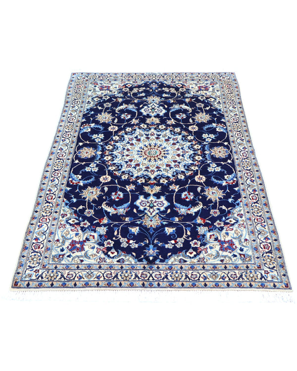 Tappeto Nain Habibian persiano 147x96 cm, annodato a mano, fondo blu notte con cornice beige e motivi decorativi, vello in lana mista seta, certificato di autenticità.