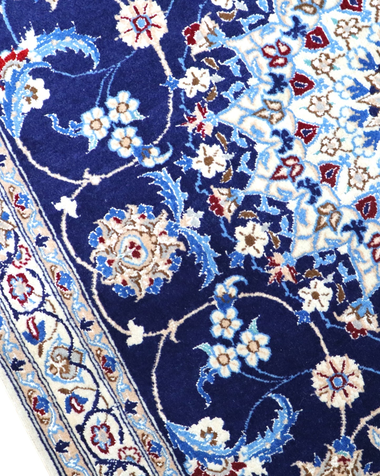 Tappeto Nain Habibian persiano 147x96 cm, annodato a mano, fondo blu notte con cornice beige e motivi decorativi, vello in lana mista seta, certificato di autenticità.