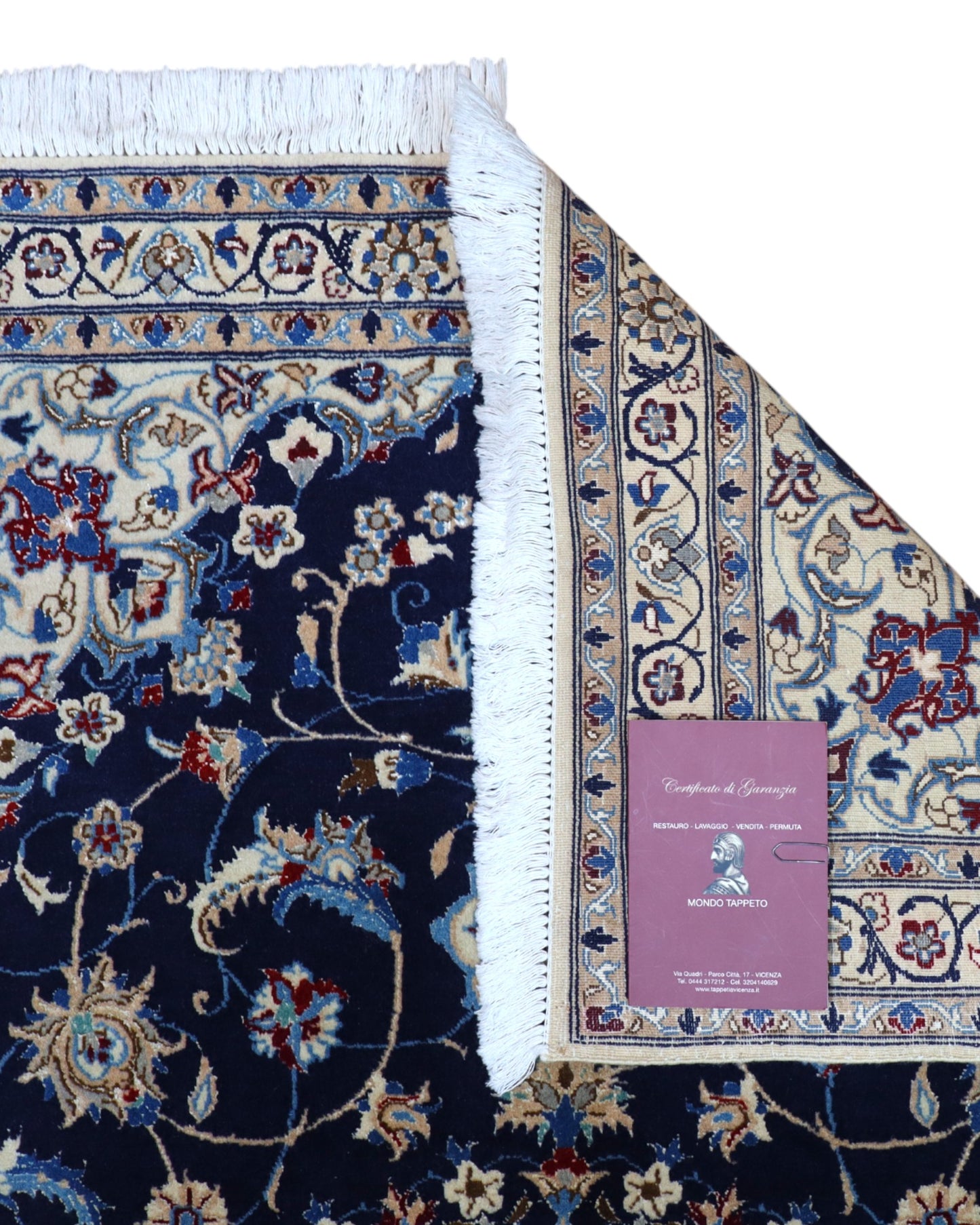 Tappeto Nain Habibian persiano 147x96 cm, annodato a mano, fondo blu notte con cornice beige e motivi decorativi, vello in lana mista seta, certificato di autenticità.