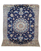 Tappeto Nain Habibian persiano 147x96 cm, annodato a mano, fondo blu notte con cornice beige e motivi decorativi, vello in lana mista seta, certificato di autenticità.