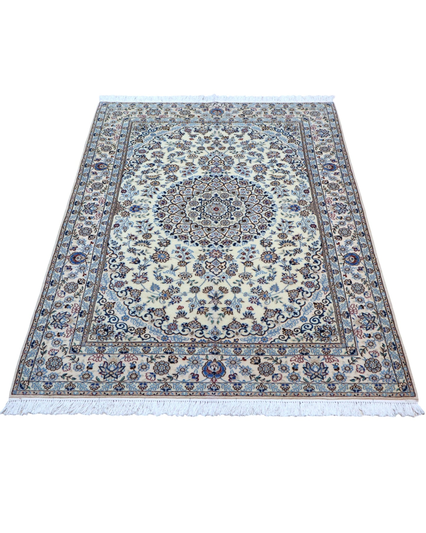 Tappeto Nain Habibian persiano 167x105 cm, annodato a mano, fondo beige con motivi decorativi armoniosi, vello in lana mista seta, certificato di autenticità incluso.