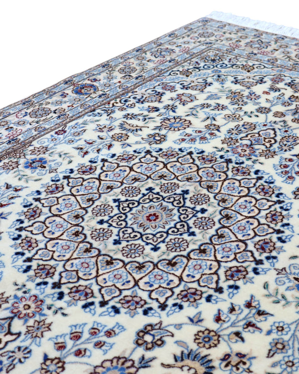 Tappeto Nain Habibian persiano 167x105 cm, annodato a mano, fondo beige con motivi decorativi armoniosi, vello in lana mista seta, certificato di autenticità incluso.