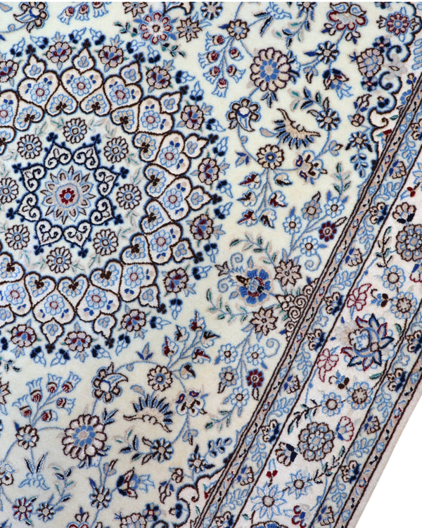 Tappeto Nain Habibian persiano 167x105 cm, annodato a mano, fondo beige con motivi decorativi armoniosi, vello in lana mista seta, certificato di autenticità incluso.