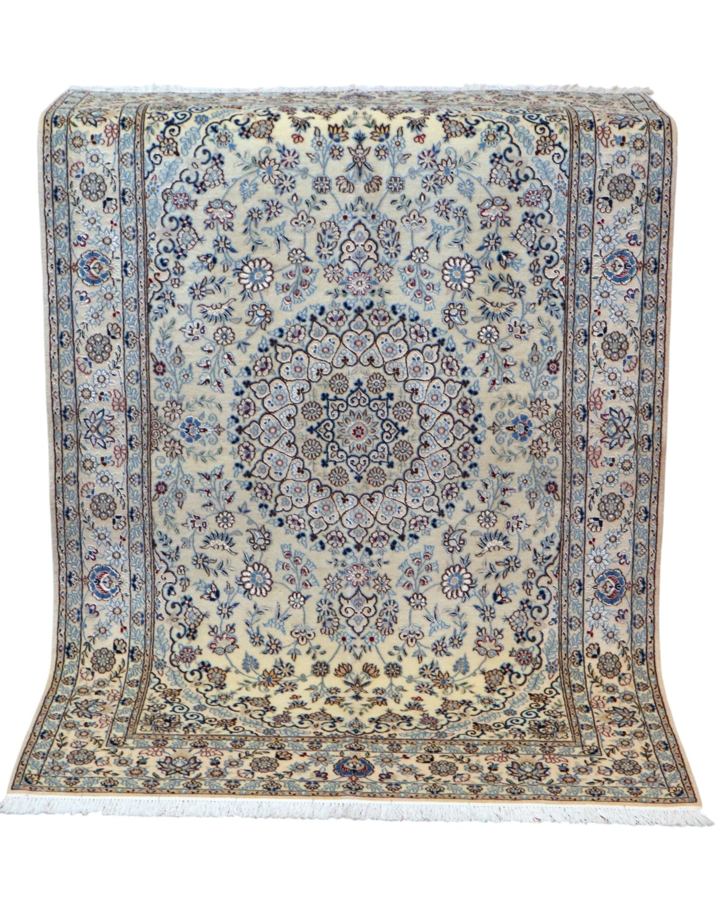 Tappeto Nain Habibian persiano 167x105 cm, annodato a mano, fondo beige con motivi decorativi armoniosi, vello in lana mista seta, certificato di autenticità incluso.