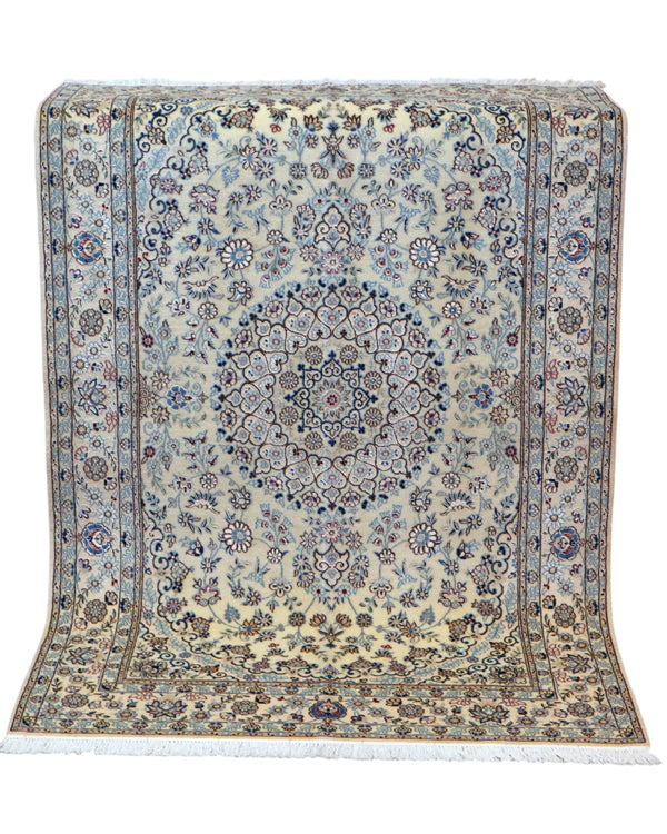 Tappeto Nain Habibian persiano 167x105 cm, annodato a mano, fondo beige con motivi decorativi armoniosi, vello in lana mista seta, certificato di autenticità incluso.