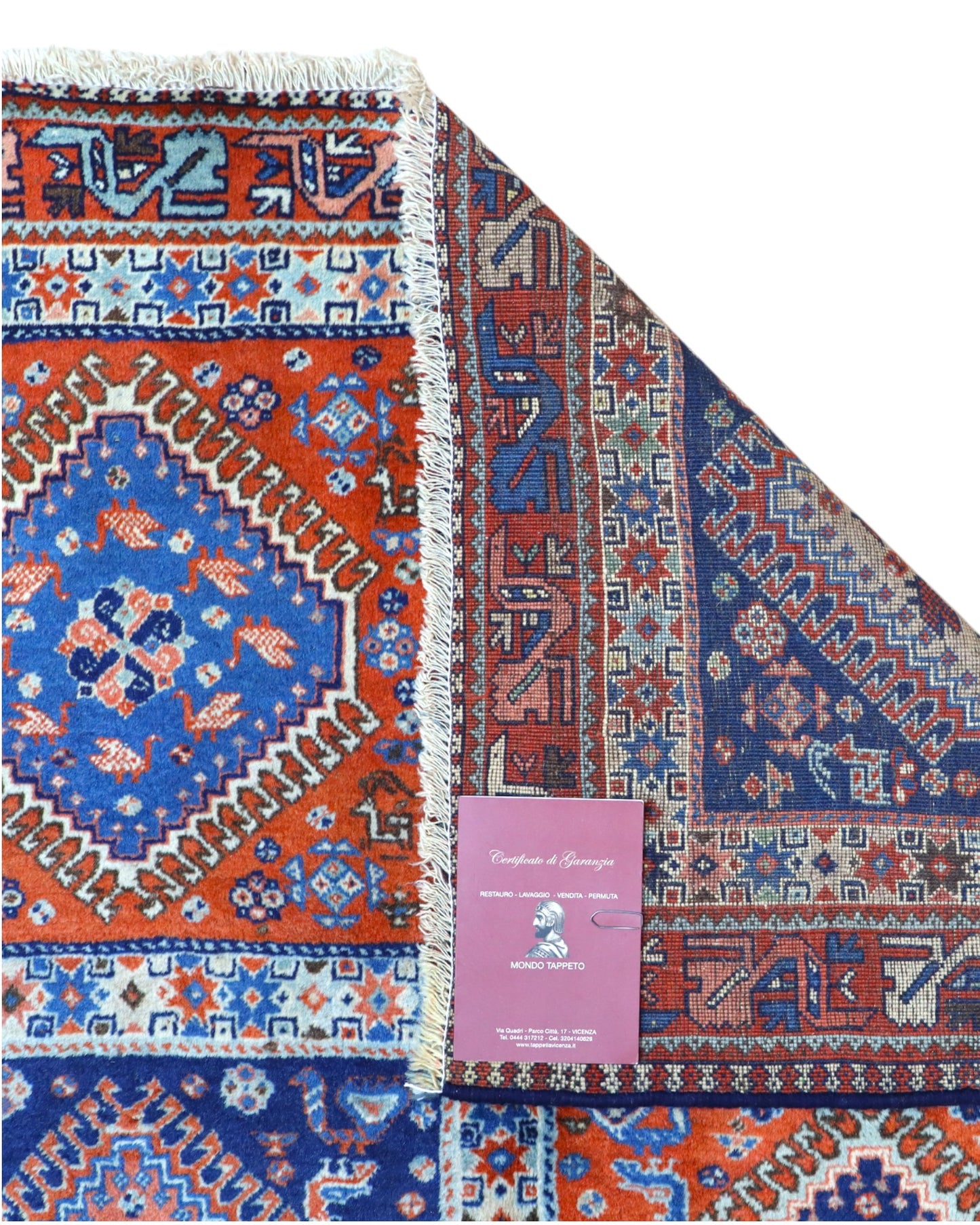 Tappeto Yalamhe persiano, fondo rosso mattone con motivi geometrici in blu, annodato a mano, 232x157 cm.