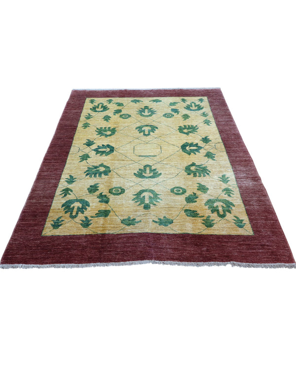 Tappeto Moderno 240x170 cm con motivo floreale verde su sfondo beige e rosso, annodato a mano con lana e cotone di alta qualità.