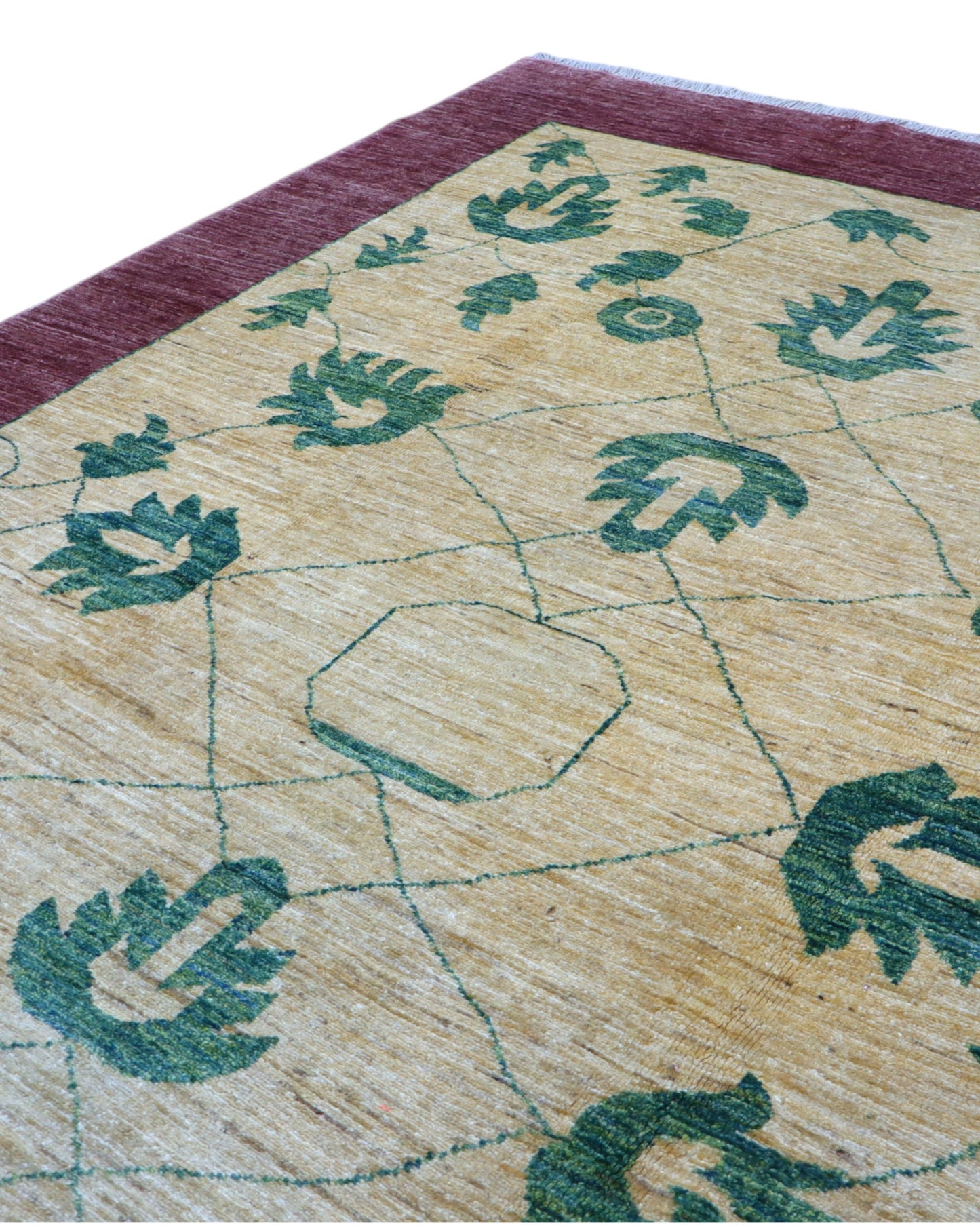 Tappeto Moderno 240x170 cm con motivo floreale verde su sfondo beige e rosso, annodato a mano con lana e cotone di alta qualità.