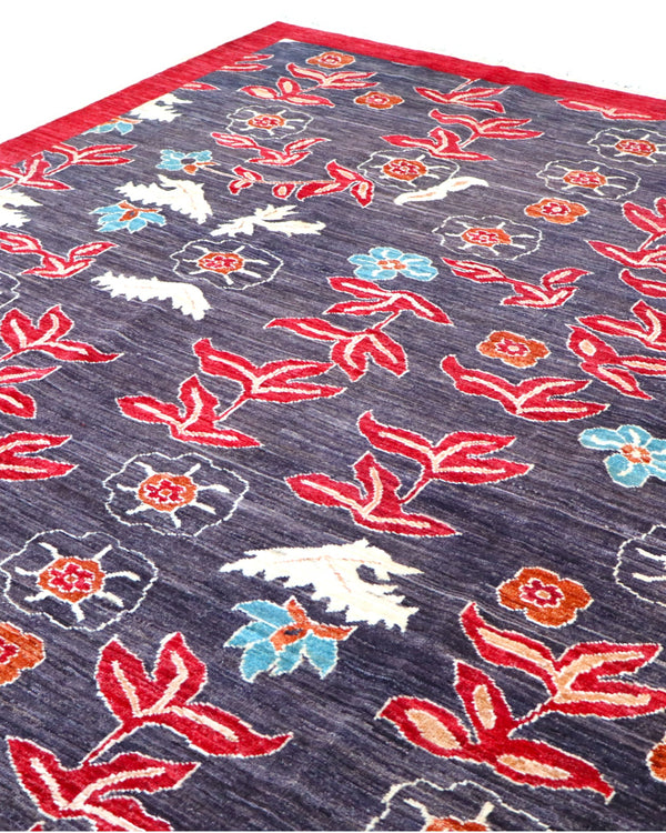 Tappeto moderno 233x180 cm Persia con fondo antracite, bordura rossa e motivi floreali stilizzati in rosso, avorio e azzurro, lana annodata a mano.