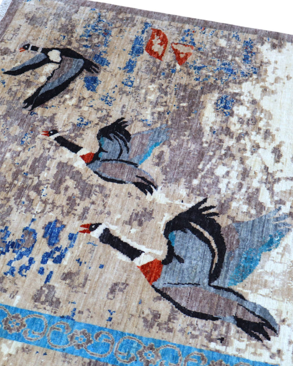 Tappeto moderno 238x176 cm Persia con figure di gru in volo e dettagli azzurri su fondo beige-marrone. Annodato a mano in lana naturale.